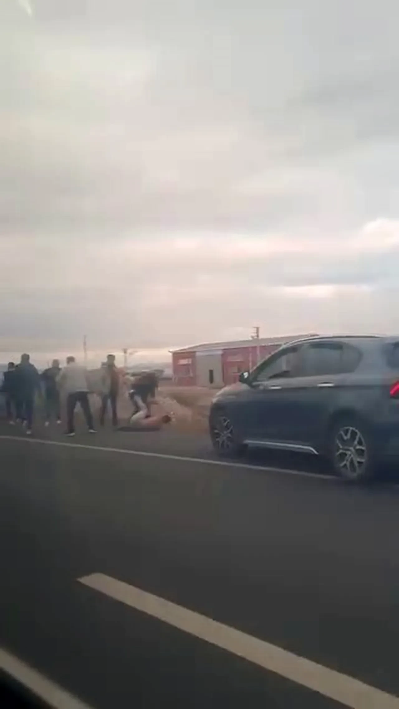 Kimse neden olduğunu bilmiyor! Polis cenazesinin konvoyuna saldırdılar!