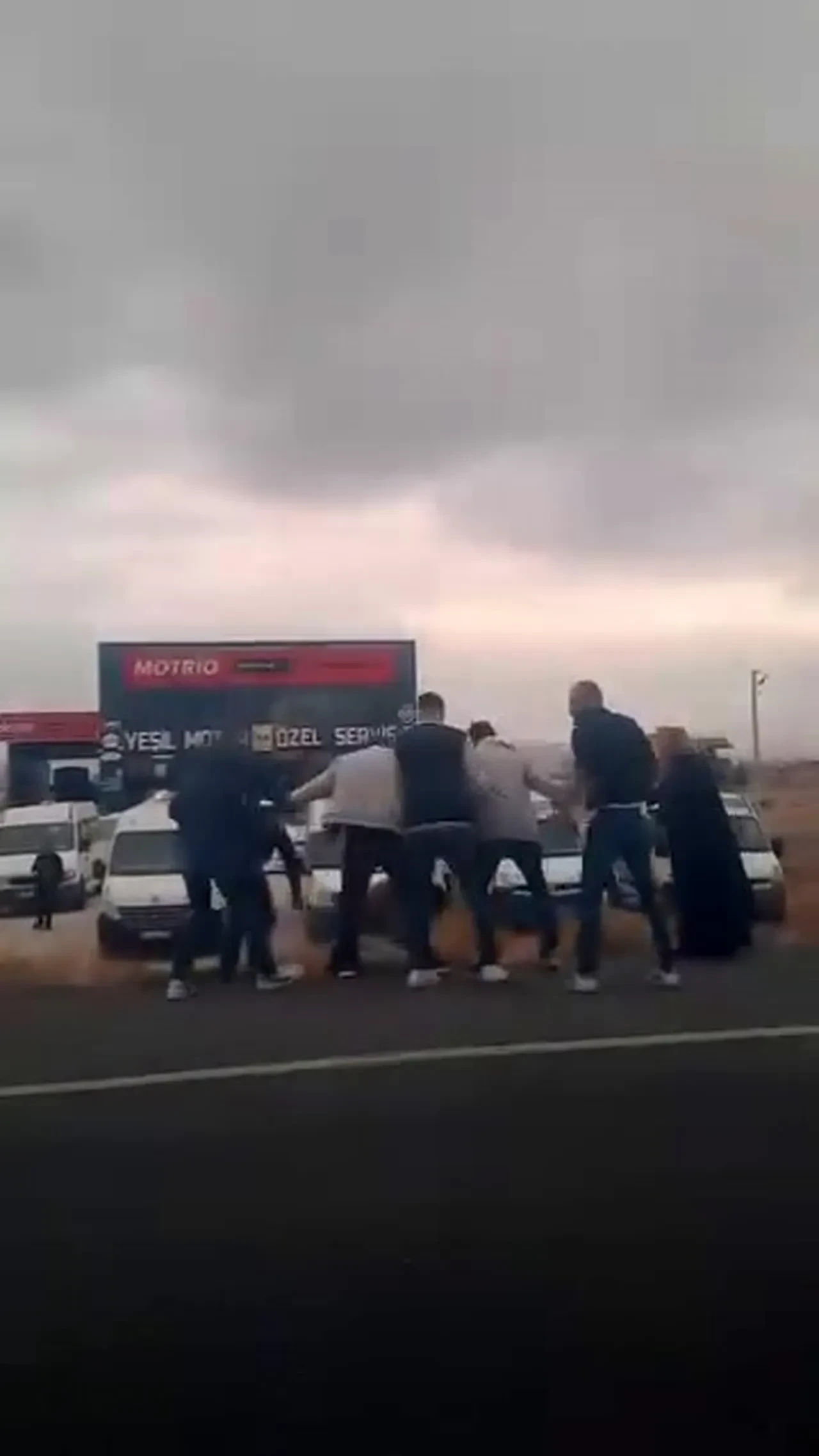 Kimse neden olduğunu bilmiyor! Polis cenazesinin konvoyuna saldırdılar!