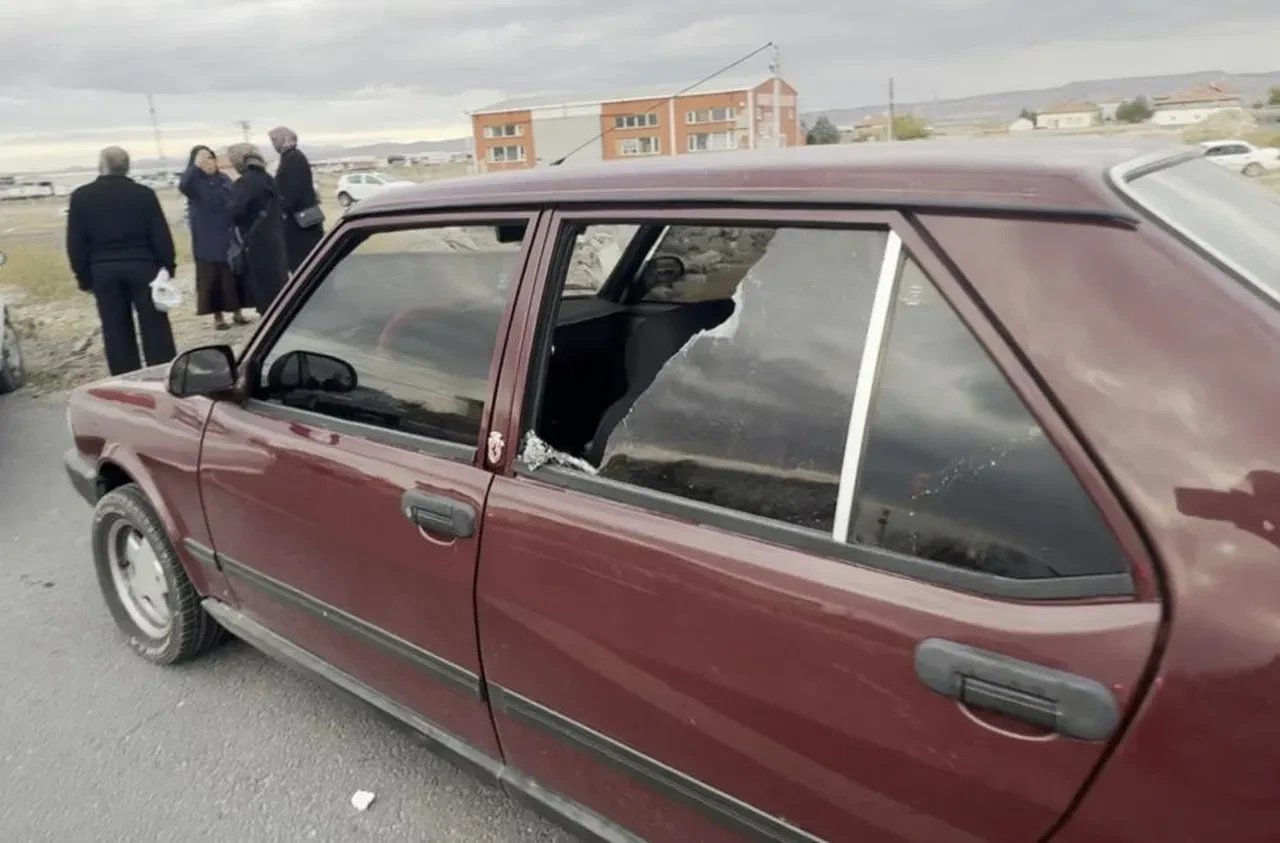 Kimse neden olduğunu bilmiyor! Polis cenazesinin konvoyuna saldırdılar!