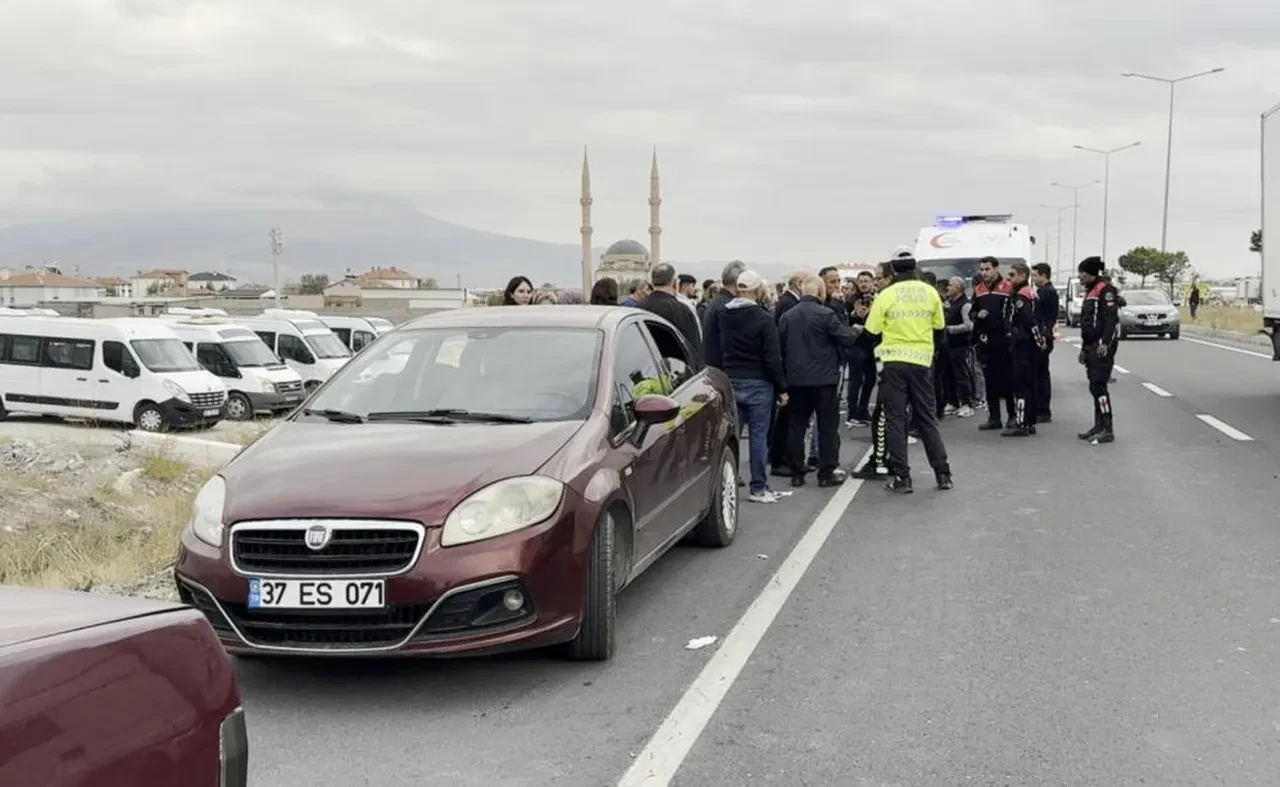 Kimse neden olduğunu bilmiyor! Polis cenazesinin konvoyuna saldırdılar!