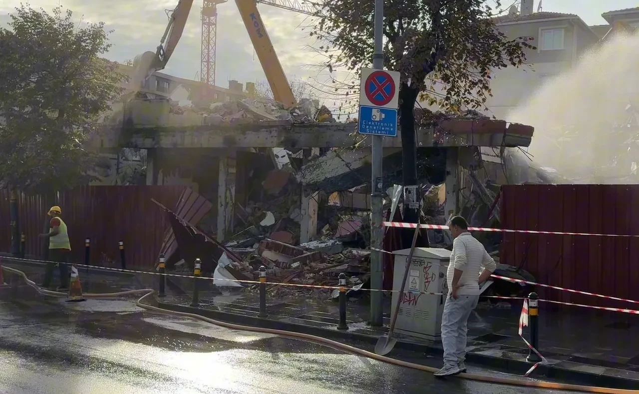 Kontrolsüz yıkım yürekleri ağza getirdi! O anlar saniye saniye kaydedildi