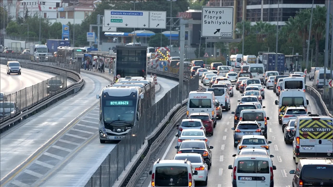Metrobüste bugün kaza mı oldu, neden trafik var? 21 Ekim metrobüs seferlerinde aksama yaşanıyor