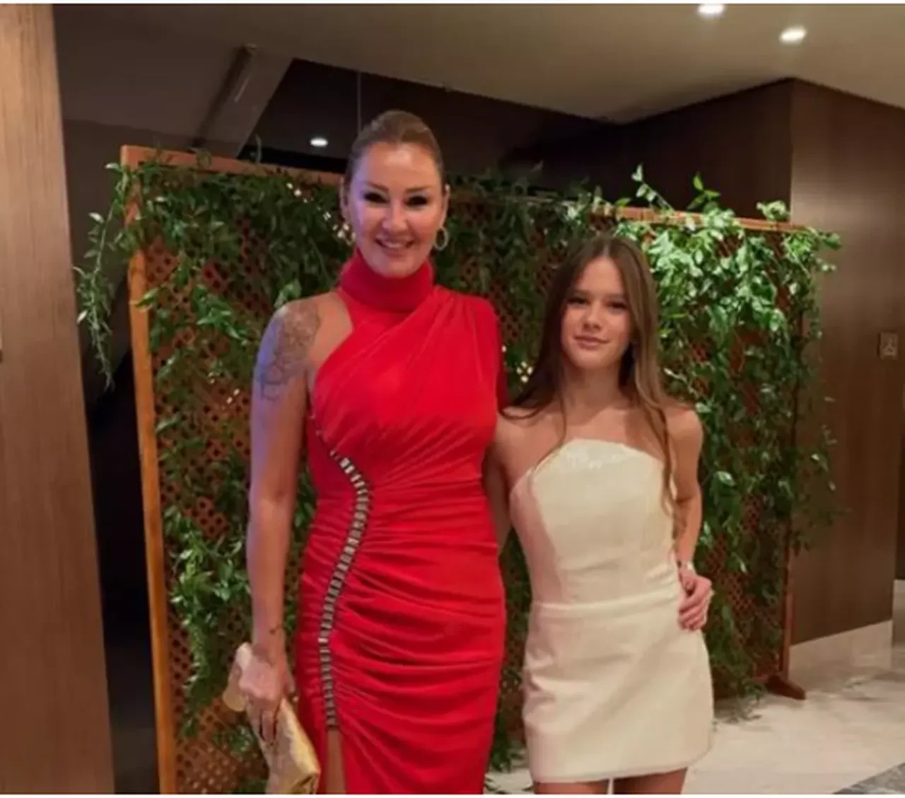 Pınar Altuğ, kızı Su Atacan'ın giyimini eleştiren takipçisine ayar verdi 