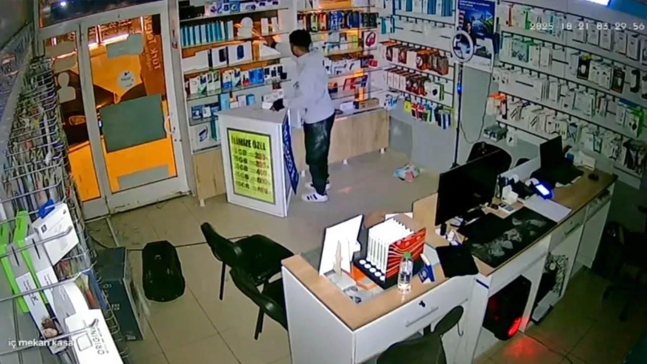 Pişkin hırsız kamerada! Önce beğendi, sonra çaldı