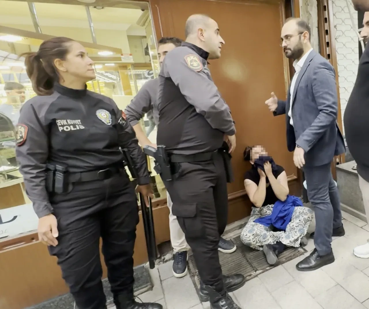 Sahte altın oyunu dikkatli gözlerden kaçamadı! 'Çoluğum çocuğum var' diye yalvardı