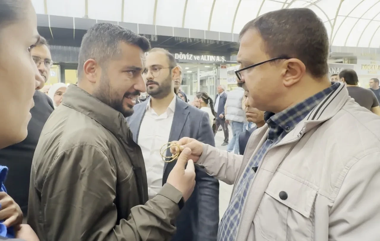 Sahte altın oyunu dikkatli gözlerden kaçamadı! 'Çoluğum çocuğum var' diye yalvardı