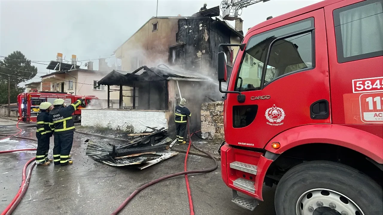 Sivas ve Burdur'da iki katlı ev alev alev yandı: 1 gözaltı
