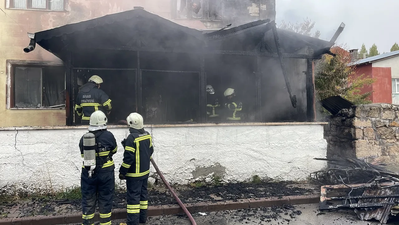 Sivas ve Burdur'da iki katlı ev alev alev yandı: 1 gözaltı