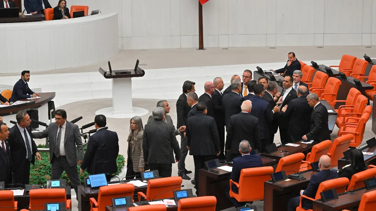 TBMM'de Mervan Gül ve Ali Mahir Başarır arasında küfürlü tartışma 
