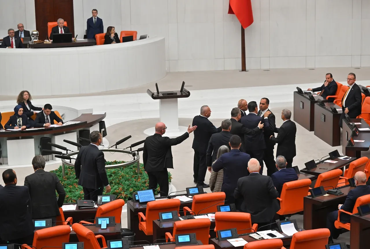 TBMM'de Mervan Gül ve Ali Mahir Başarır arasında küfürlü tartışma 