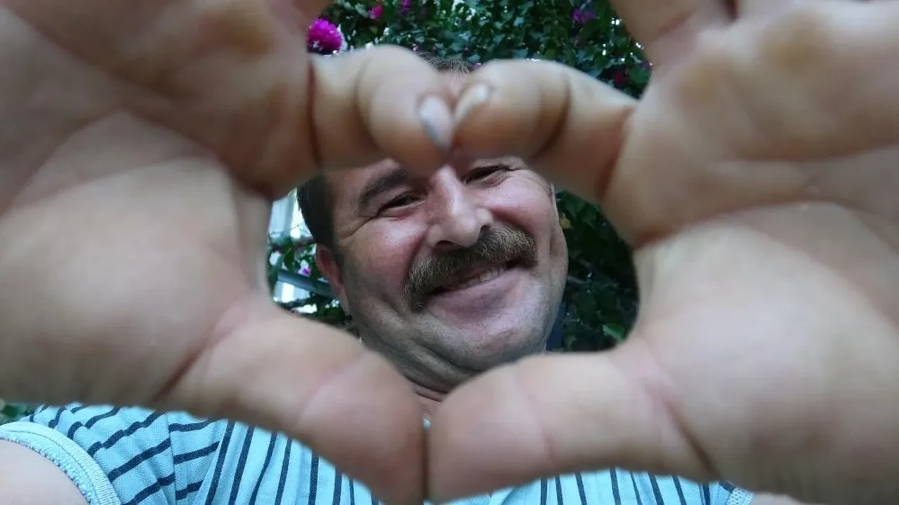 Tüm dünya onu izledi! Sempatik apron görevlisi ilk kez konuştu!