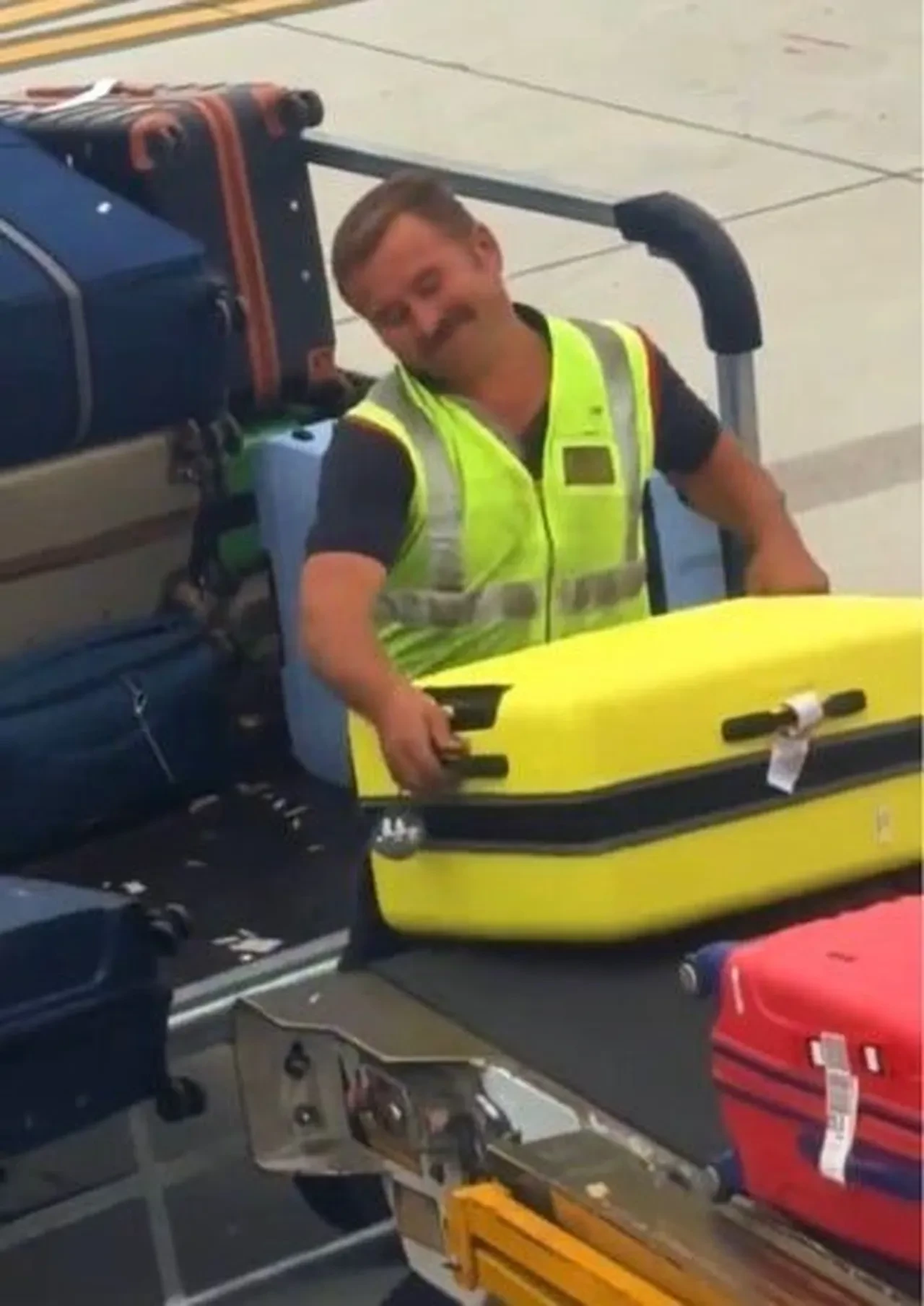 Tüm dünya onu izledi! Sempatik apron görevlisi ilk kez konuştu!