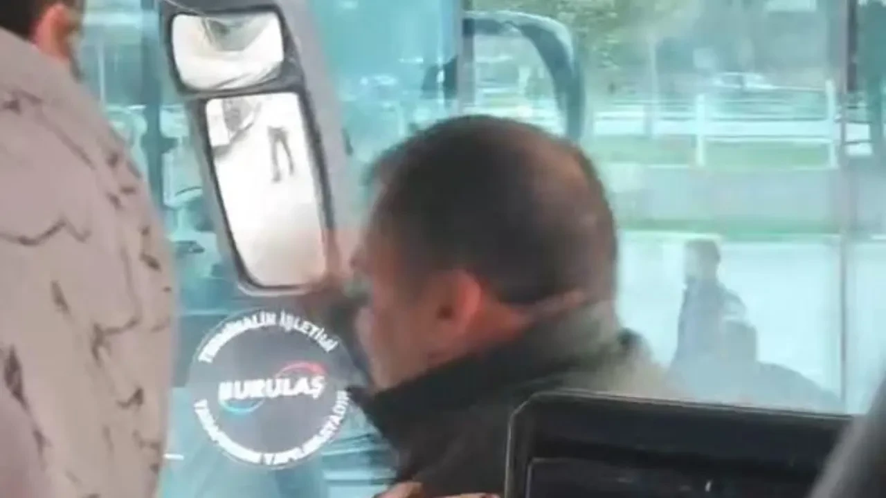 Otobüste tekme tokat kavga! Yumruklar havada uçuştu