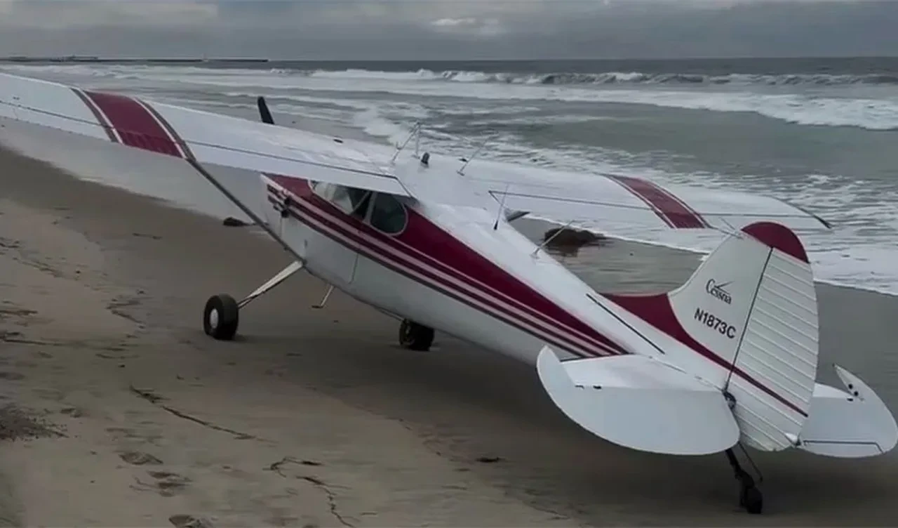 ABD hava sahasında panik anları! Motoru duran uçak sahile indi