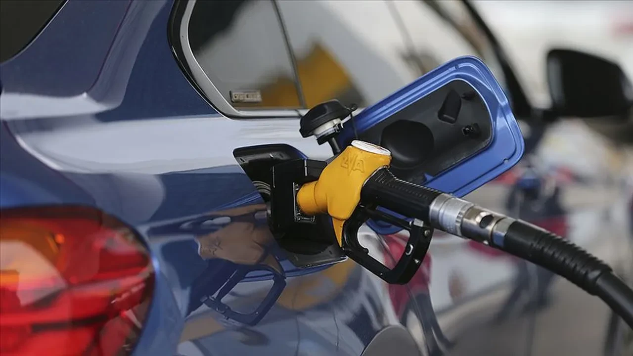 Araç sahiplerine müjde: Motorine indirim geldi! İşte 22 Ekim akaryakıt fiyatları