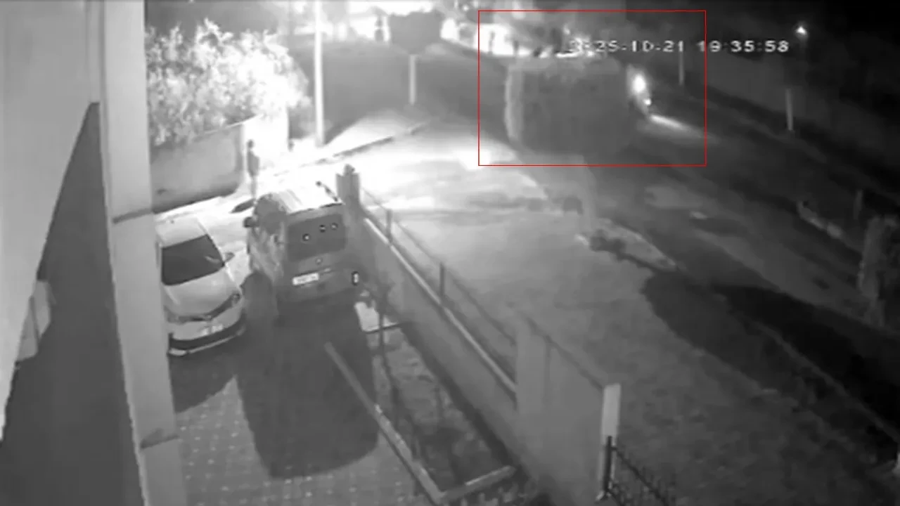 Aydınlatma direğine çarpan araç takla attı! O anlar kamerada