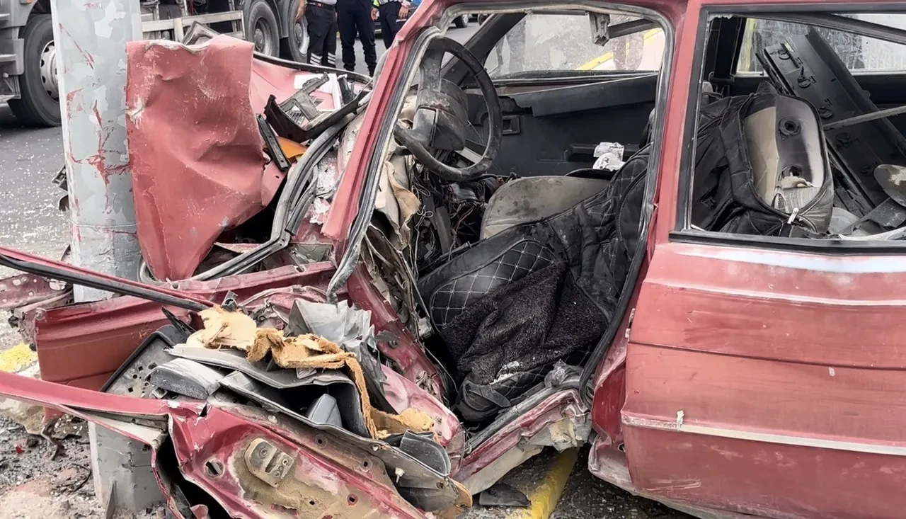 Aydınlatma direğine çarptı, arabası paramparça oldu! Yaralılar var