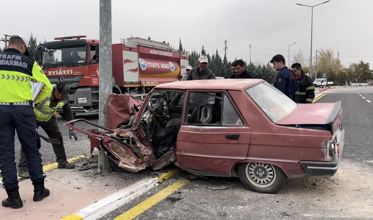 Aydınlatma direğine çarptı, arabası paramparça oldu! Yaralılar var