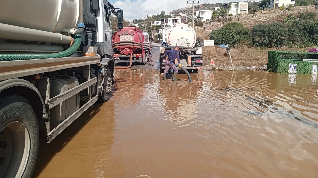Bodrum'da aynı gün iki ayrı manzara: Bir yanda taşkın, diğer yanda deniz keyfi