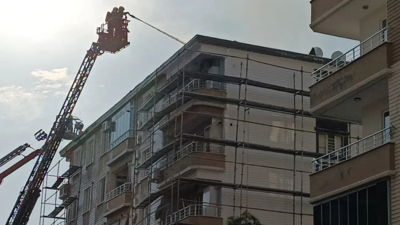 Batman'da 6 katlı binanın çatısında korkutan yangın