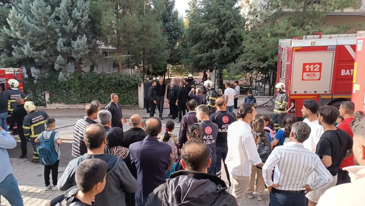 Batman'da 6 katlı binanın çatısında korkutan yangın