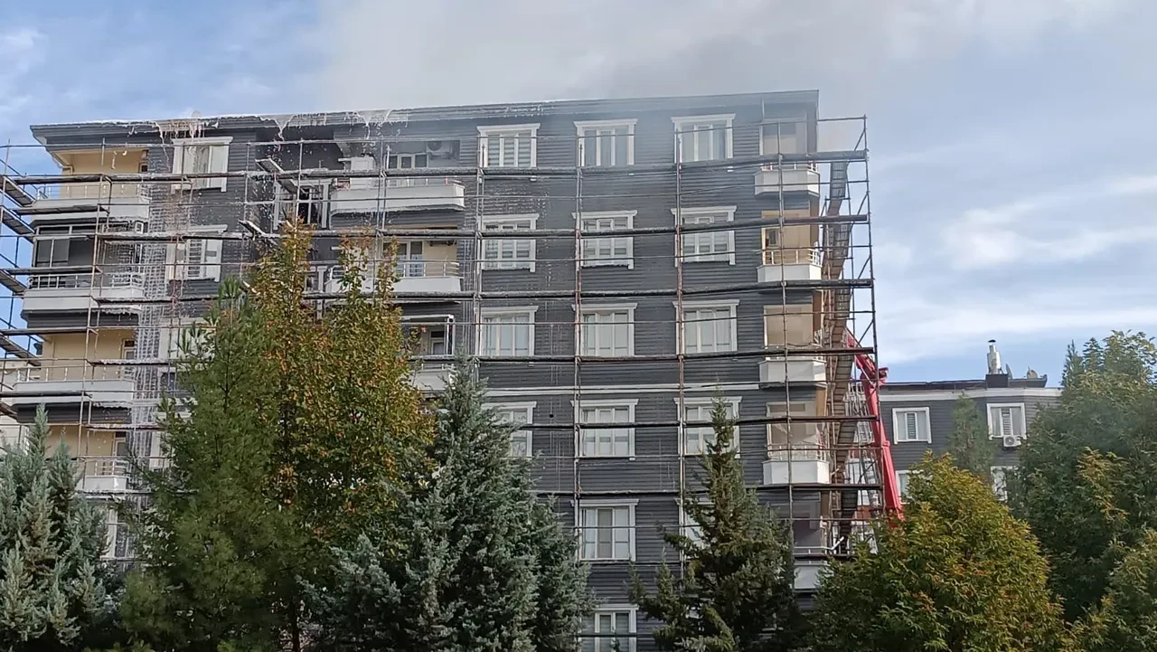 Batman'da 6 katlı binanın çatısında korkutan yangın