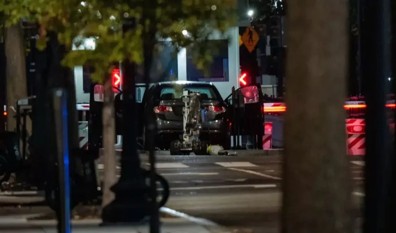 Beyaz Saray'da hareketli saatler! Güvenlik kapısına arabayla daldı