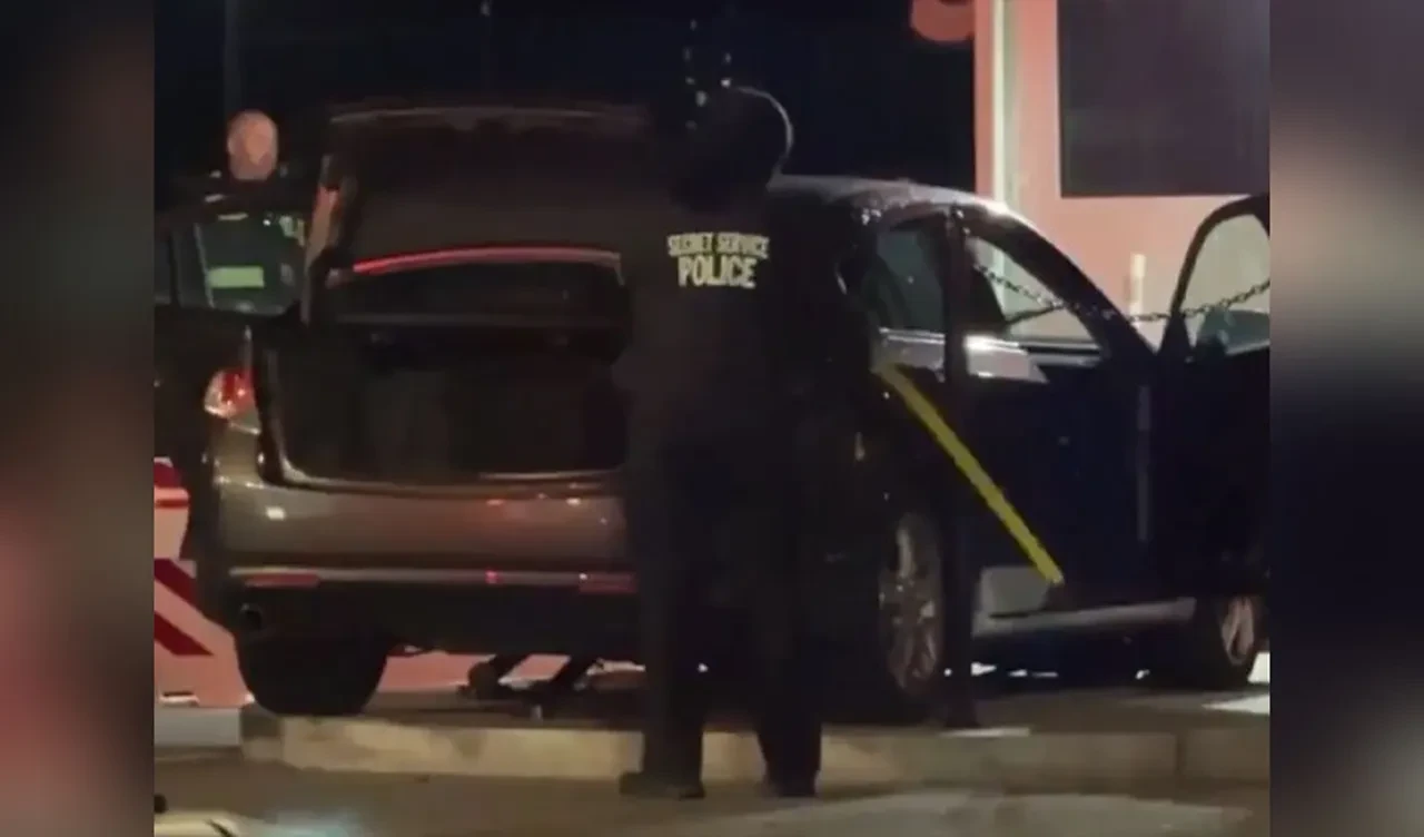 Beyaz Saray'da hareketli saatler! Güvenlik kapısına arabayla daldı