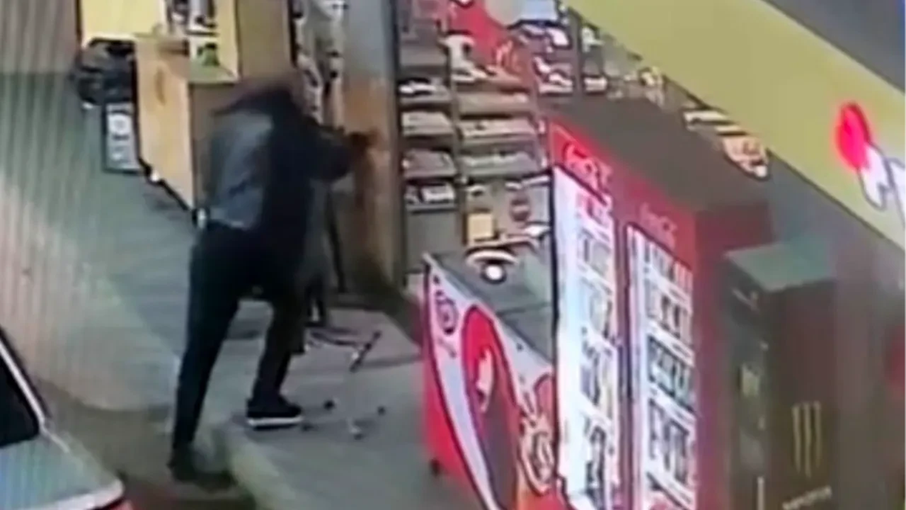 Cam kapıyı fark etmedi, kafasını çarpıp savruldu! İlginç kaza anı kamerada 
