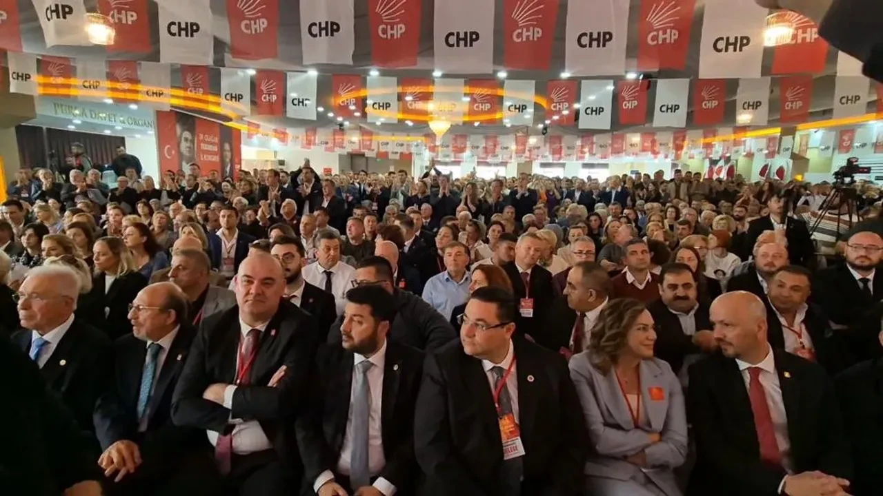CHP'de yine bir kongre krizi! Belediye başkanı "Kovun beni" dedi, salonu terk etti