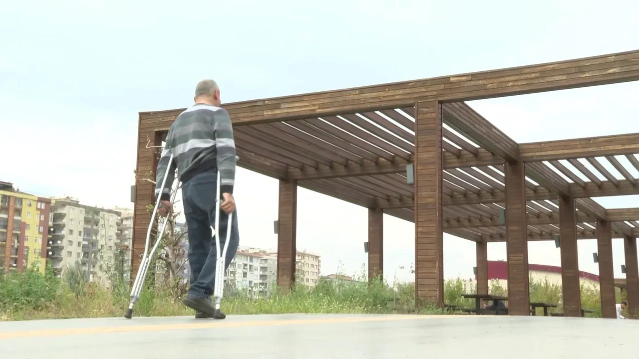 Çocukluk hayali gerçekleşti: '45 yıldır istediğim akülü sandalyeme kavuştum'