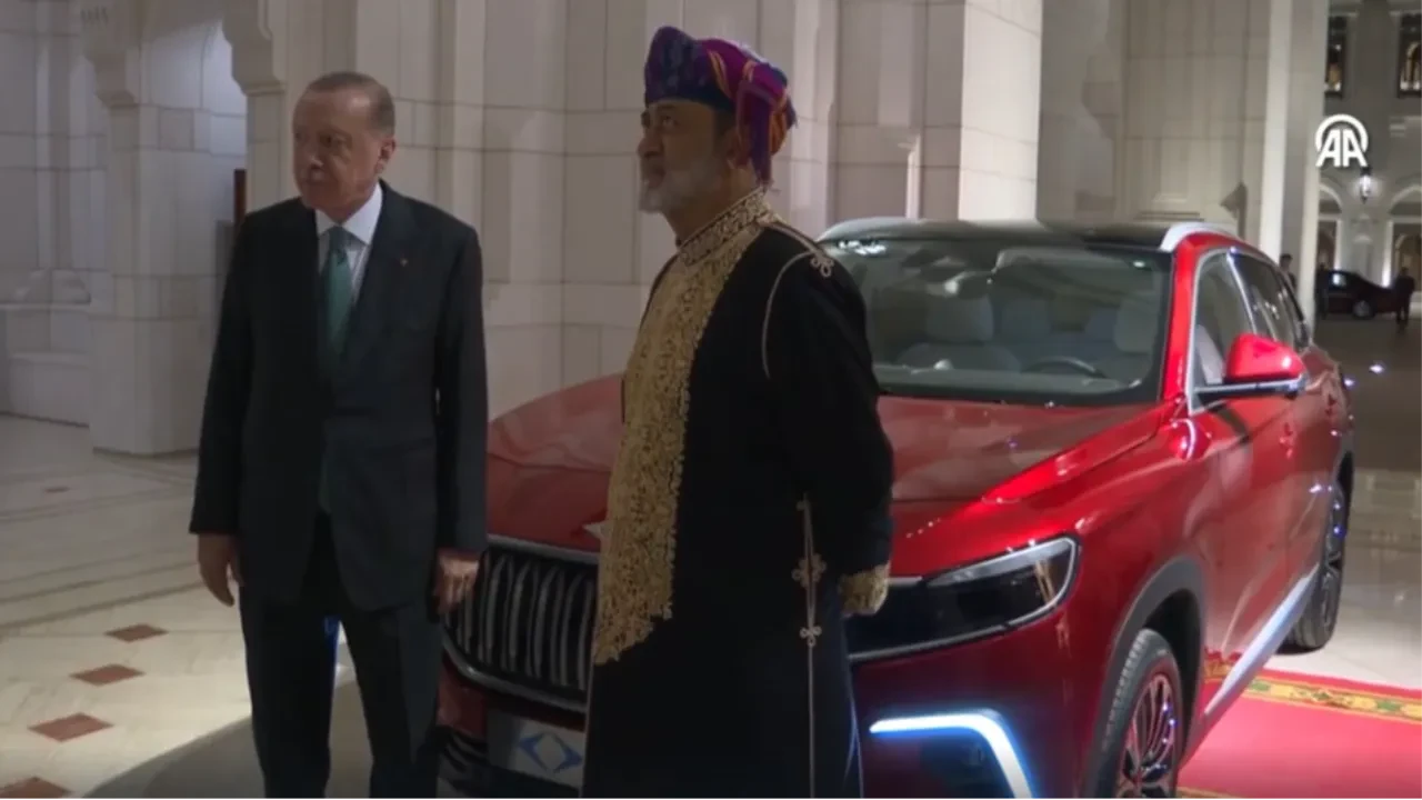 Cumhurbaşkanı Erdoğan Umman Sultanı El Said’e Togg hediye etti