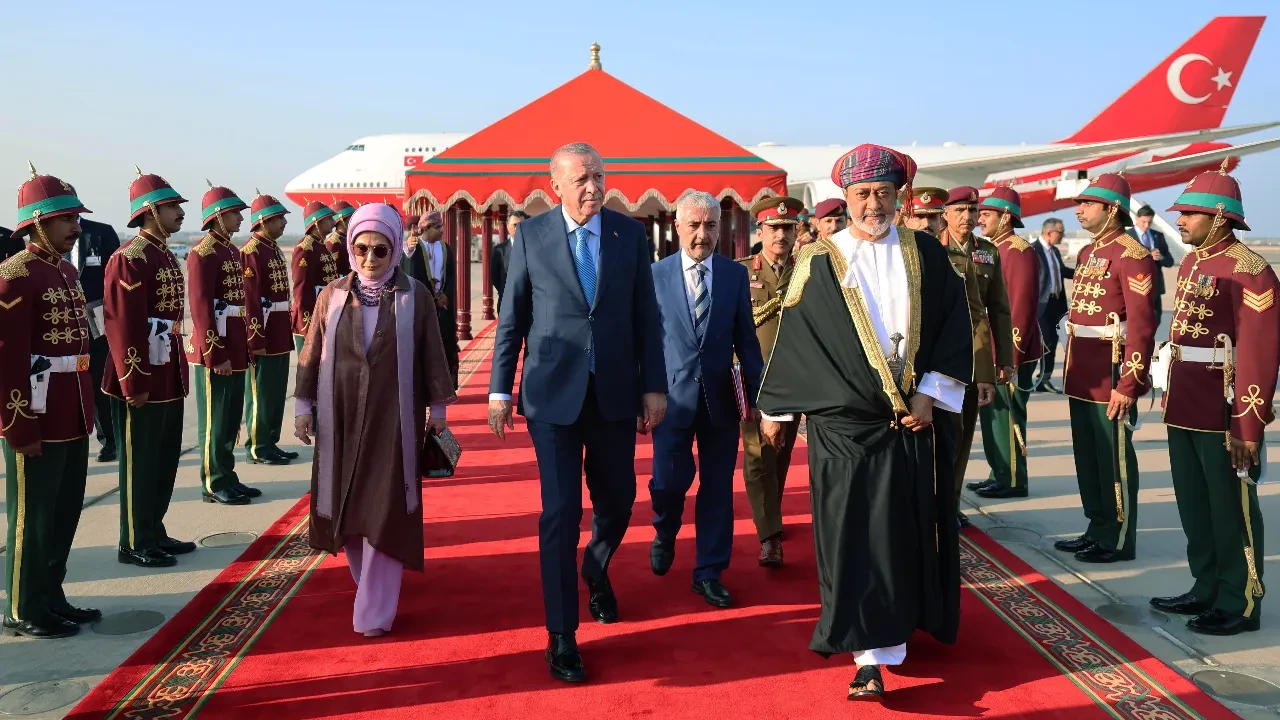Cumhurbaşkanı Erdoğan'a Umman'da görkemli karşılama