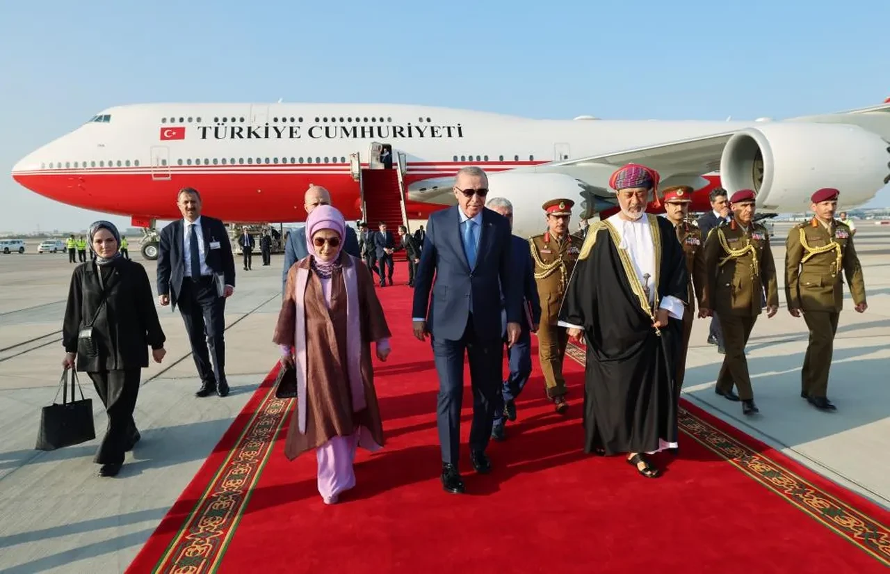 Cumhurbaşkanı Erdoğan'ın Maskat Havalimanı'na inişinde F-16 savaş uçakları eşlik etti