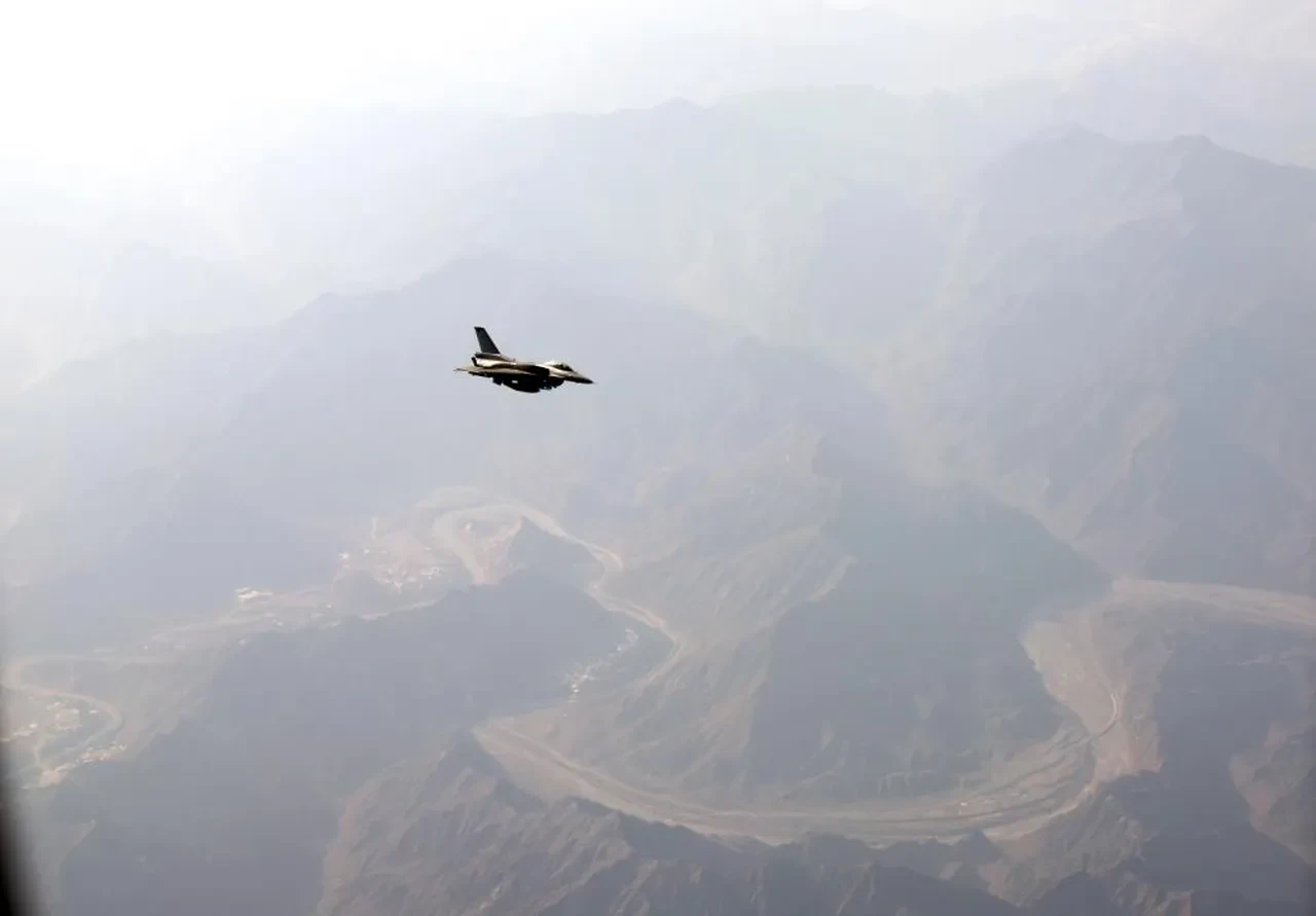 Cumhurbaşkanı Erdoğan'ın Maskat Havalimanı'na inişinde F-16 savaş uçakları eşlik etti