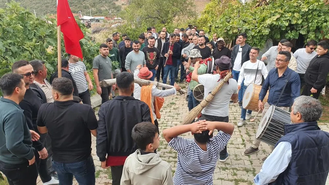 Görenleri hayrete düşüren adet! Bu düğünde dans etmeyenler soluğu yalakta alıyor