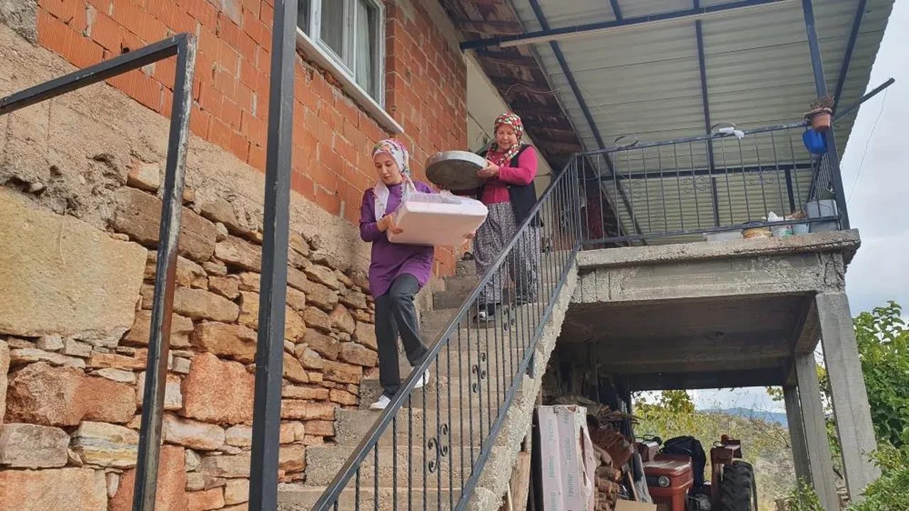 Görenleri hayrete düşüren adet! Bu düğünde dans etmeyenler soluğu yalakta alıyor