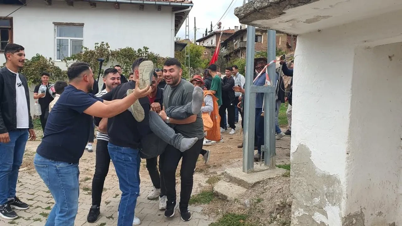 Görenleri hayrete düşüren adet! Bu düğünde dans etmeyenler soluğu yalakta alıyor