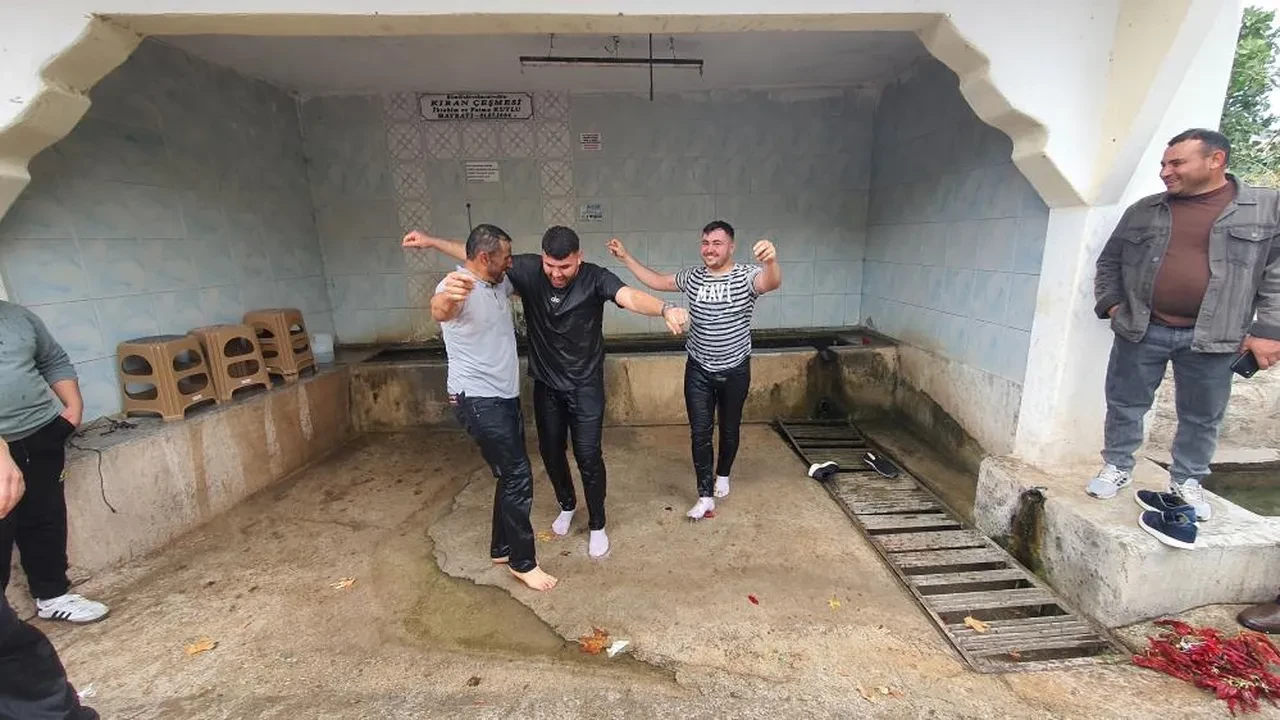 Görenleri hayrete düşüren adet! Bu düğünde dans etmeyenler soluğu yalakta alıyor