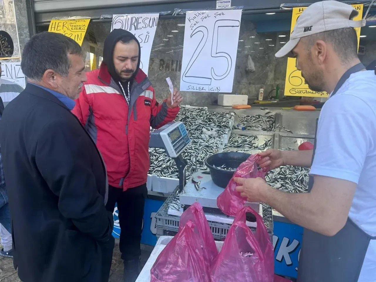 Hamsi'nin fiyatı 25 TL'ye düştü! Vatandaş sıraya girdi