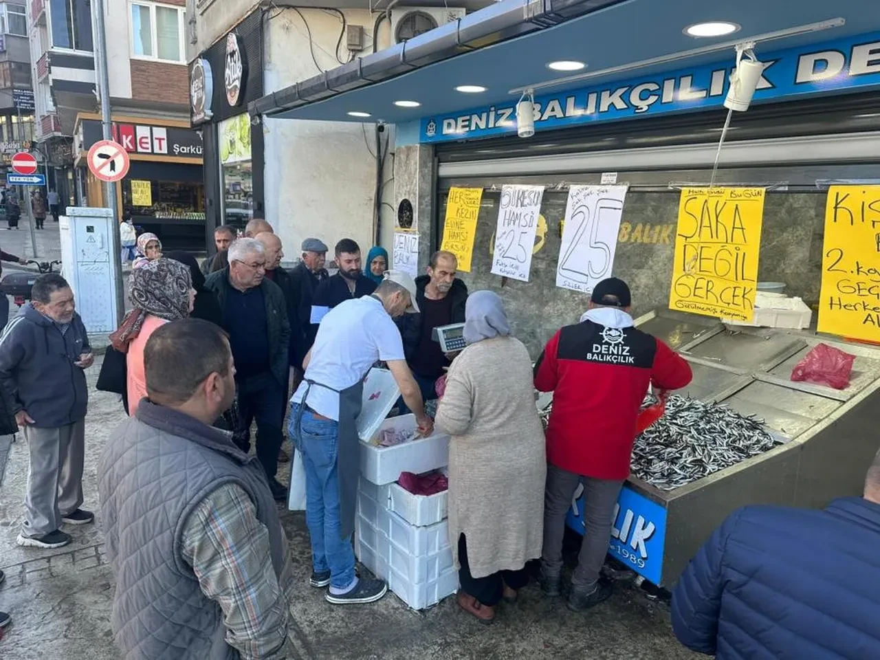 Hamsi'nin fiyatı 25 TL'ye düştü! Vatandaş sıraya girdi