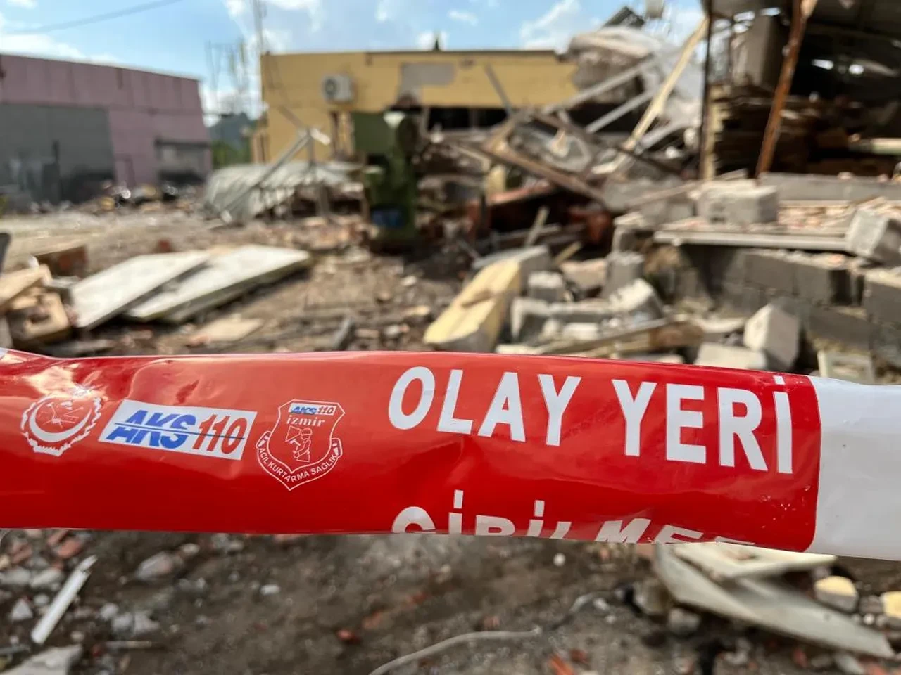 İzmir'de şiddetli patlama! Ev yerle bir oldu: Yaralılar var