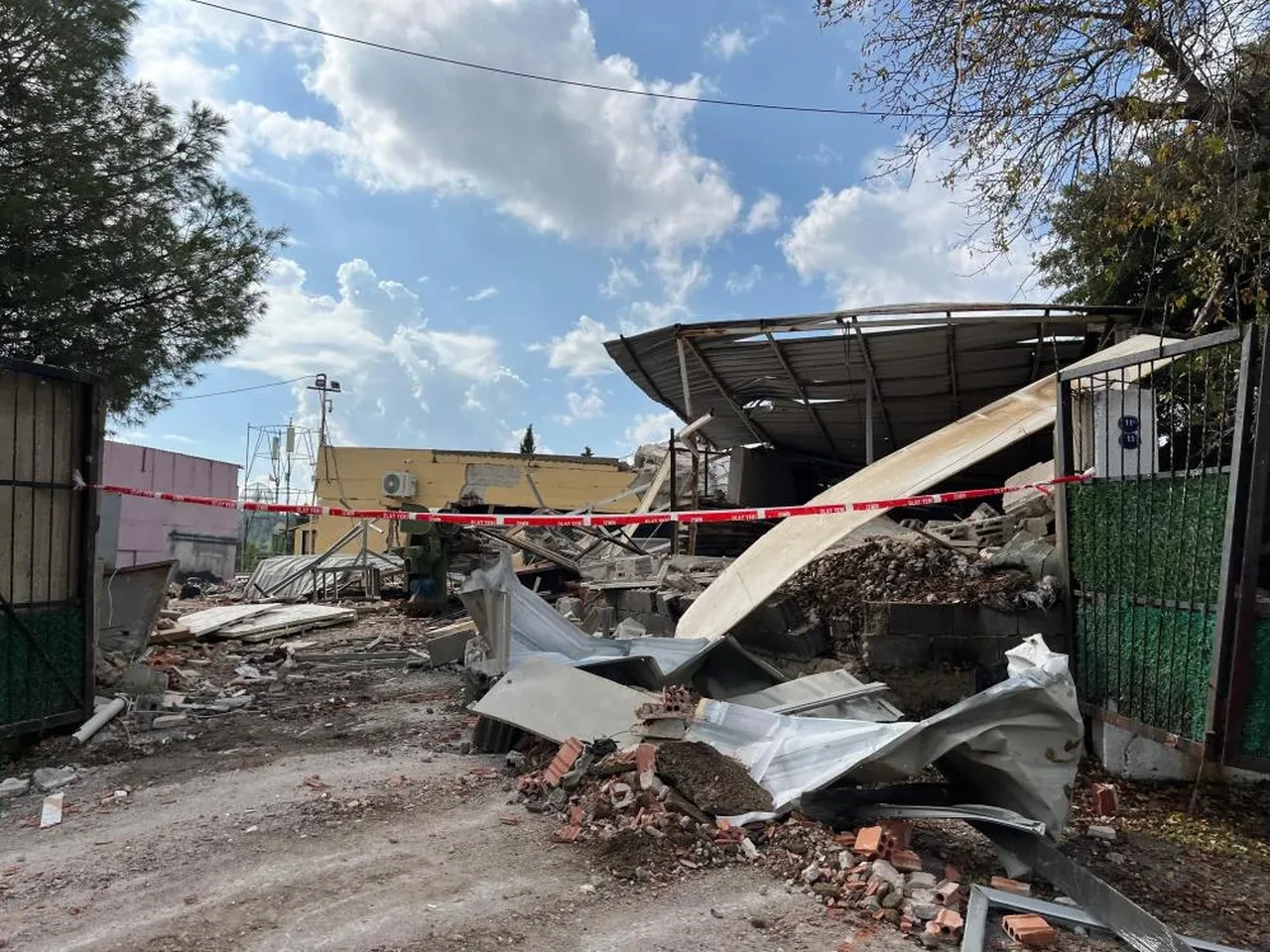 İzmir'de şiddetli patlama! Ev yerle bir oldu: Yaralılar var