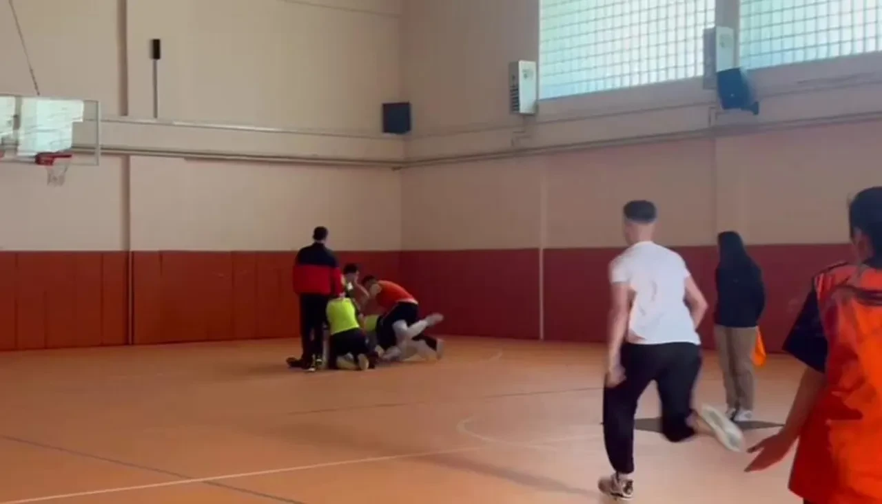 Mendil kapmaca oyunu kanlı bitti! Kavga sokağa taştı, barışmak isteyen arkadaşını bıçakladı: Dehşet dolu anlar kamerada