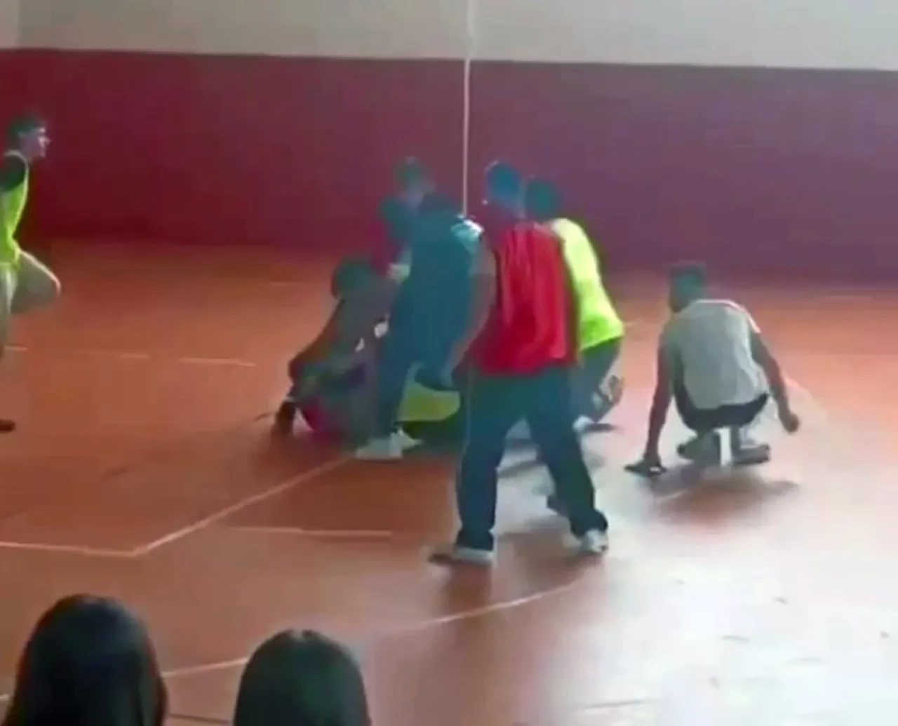 Mendil kapmaca oyunu kanlı bitti! Kavga sokağa taştı, barışmak isteyen arkadaşını bıçakladı: Dehşet dolu anlar kamerada