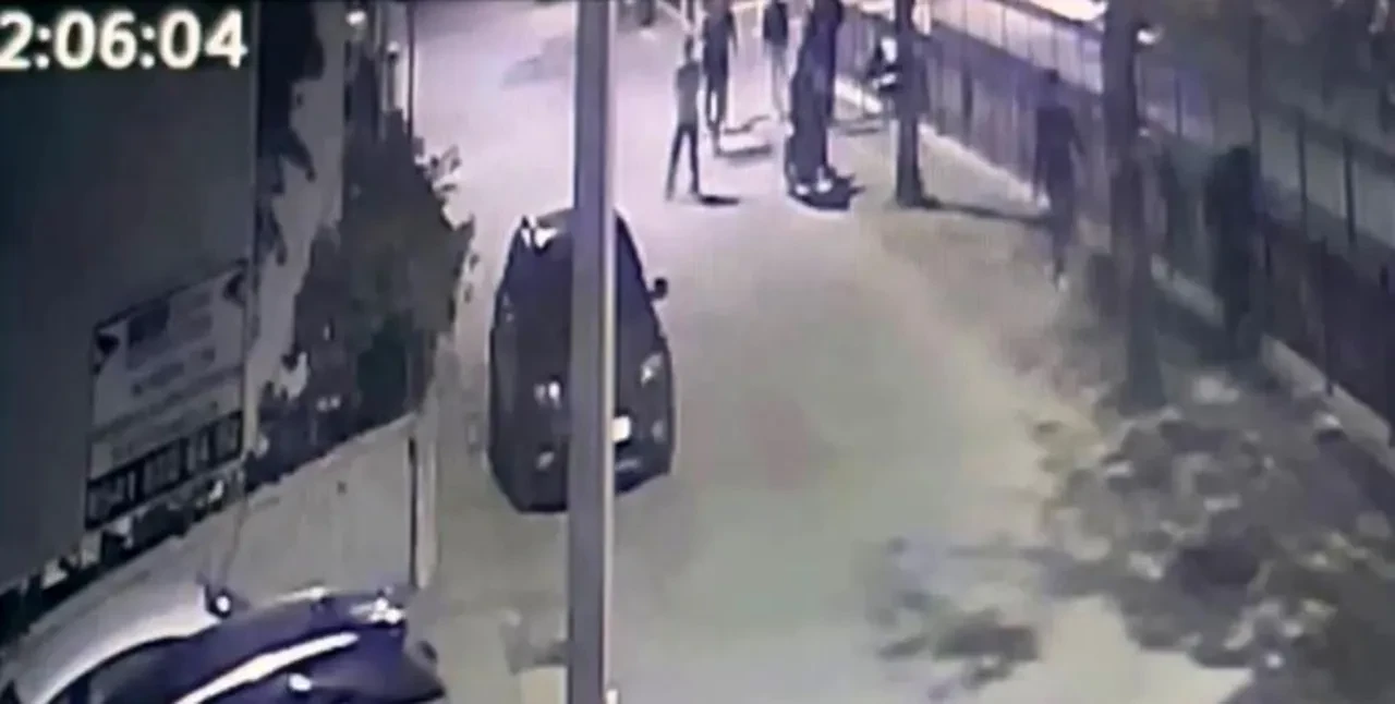 Mendil kapmaca oyunu kanlı bitti! Kavga sokağa taştı, barışmak isteyen arkadaşını bıçakladı: Dehşet dolu anlar kamerada