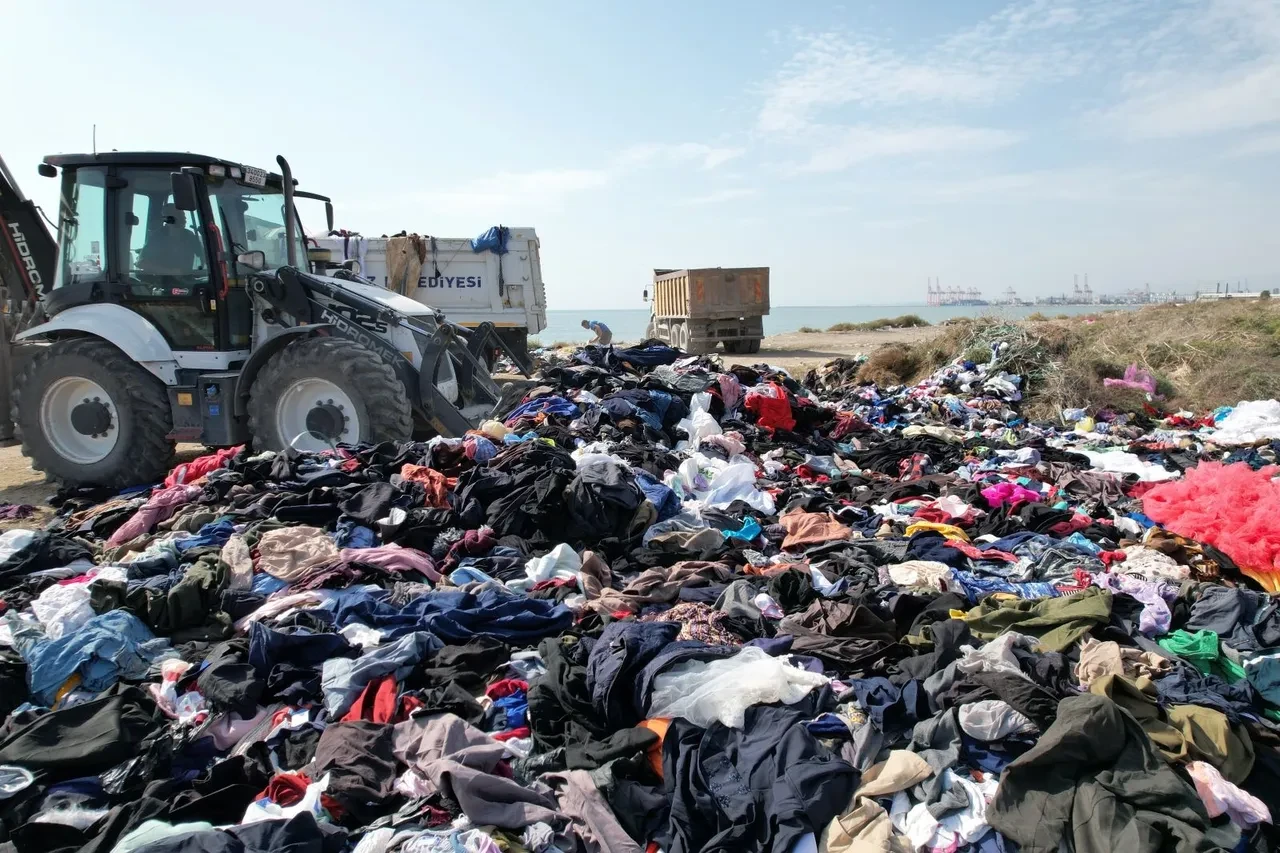 Mersin sahilinde tonlarca tekstil atığı bulundu!