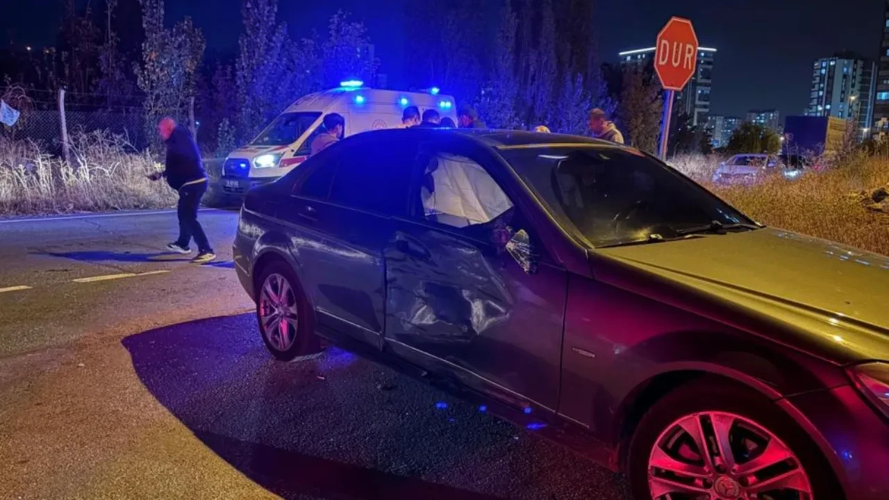 Motosiklet ile otomobil çarpıştı: 1'i ağır 4 kişi yaralı