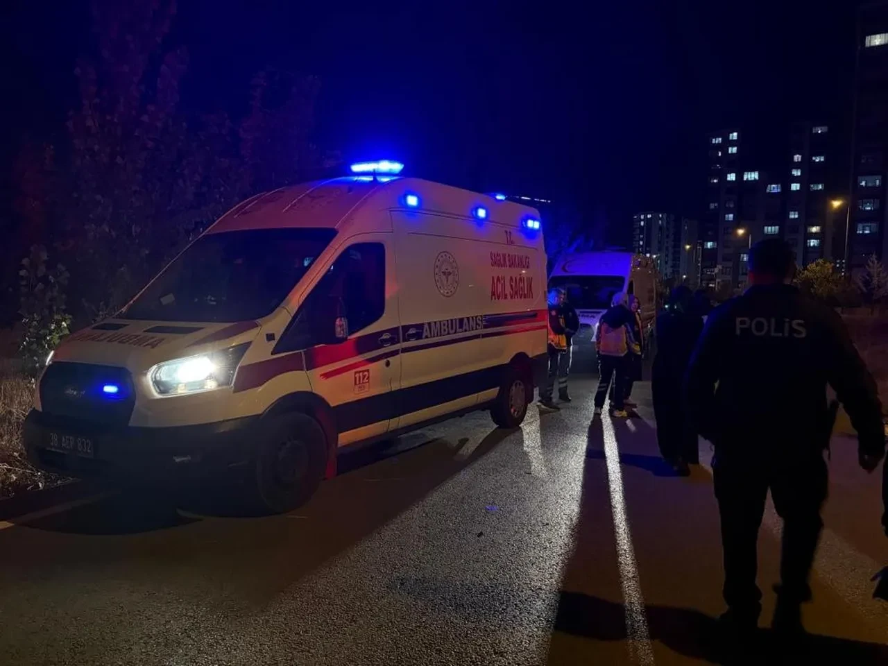 Motosiklet ile otomobil çarpıştı: 1'i ağır 4 kişi yaralı