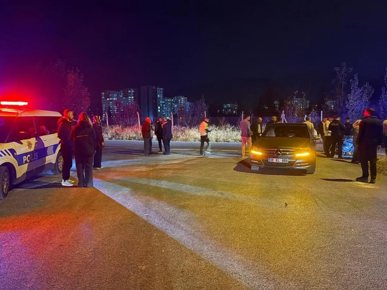 Motosiklet ile otomobil çarpıştı: 1'i ağır 4 kişi yaralı